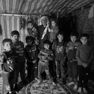 Suriyeli Çiftçi Eşini ve Oğullarını Savaşta Kaybetti; Tesellisi Torunları
