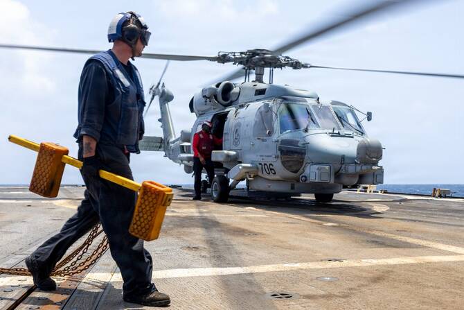 ABD Helikopteri Umman Denizi'ne Düştü: Bir Asker Kayıp