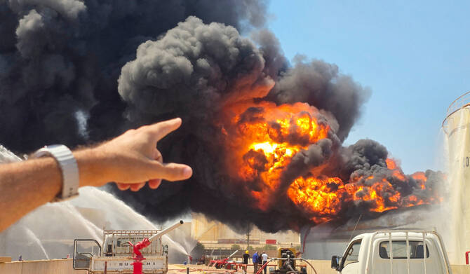 Libya'da Petrol Tesisine İHA Saldırısı: Devasa Yangın Kontrol Altına Alındı