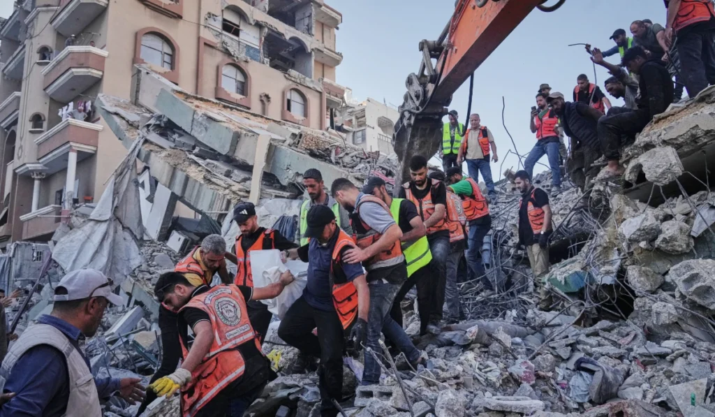 Gazze'de Barınma Krizi Ölüm Saçıyor: Hasarlı Binanın Çökmesi Sonucu 21 Kişi Hayatını Kaybetti