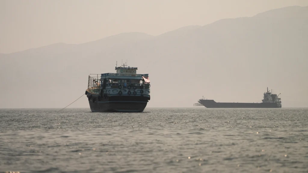 Hürmüz Boğazı'nda Gemi Trafiği 10 Günlük Ortalamanın Altına Geriledi