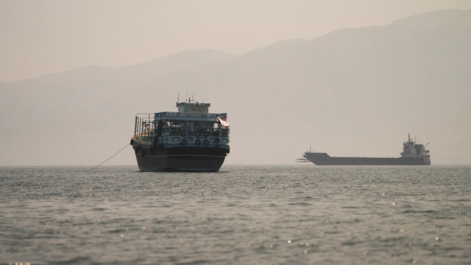 Hürmüz Boğazı'nda Gemi Trafiği 10 Günlük Ortalamanın Altına Geriledi