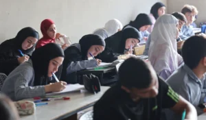 İsrail Saldırılarında Okulları Yıkılan Güney Lübnanlı Çocuklar Eğitime Harabede Döndü