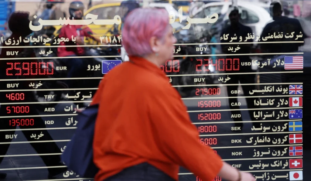 Savaşın Etkisiyle İran Ekonomisi Zor Günler Geçirirken Para Birimi Yeni Bir Rekor Düşüş Yaşadı