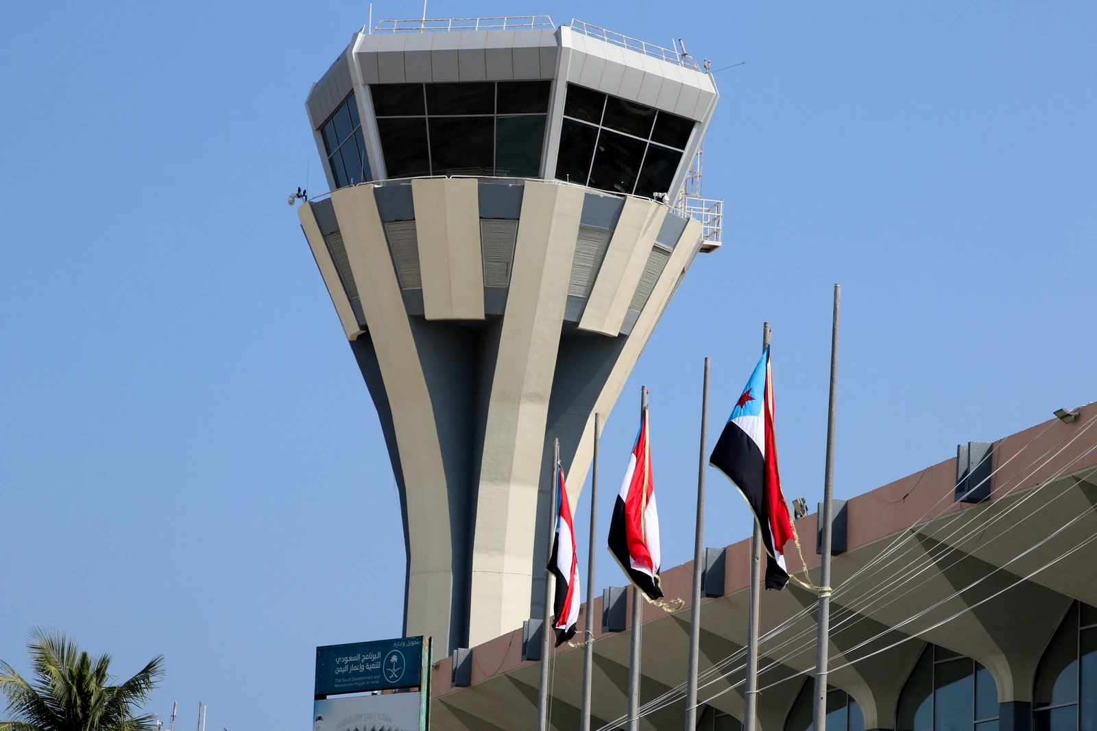 Yemen’de Husi füzeleri Aden Havalimanı’na isabet etti; can kaybı yok